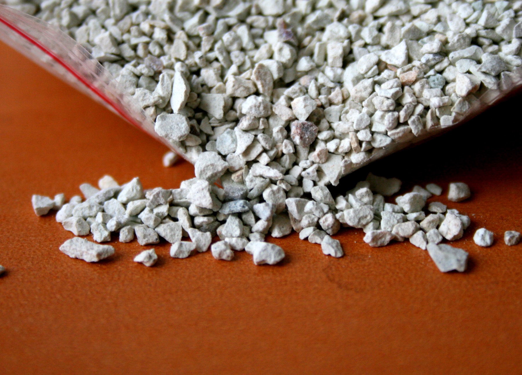 Фракция природного цеолита крупным планом